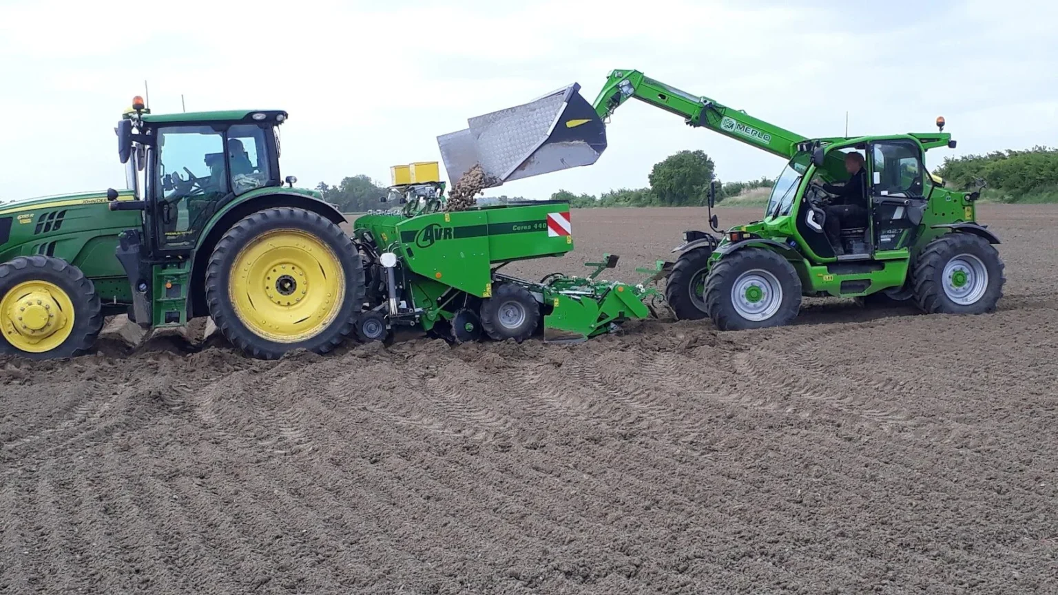 Vullen van pootmachine vanuit de schepbak